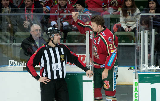 Dick Axelsson, Frölunda, åker på 2x5 minuter