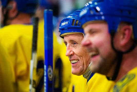 Börje Salming ler på avbytarbänken