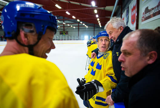 Mats Sundin och Anders Carlsson pratar i förgrunden. I