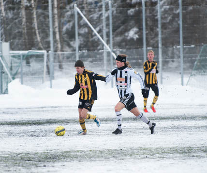 Snö, snöig konstgräsplan. Konstgräs