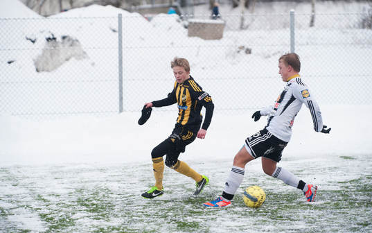 Philip Bengtsson, Hässleholm. Snö, snöig konstgräsplan.