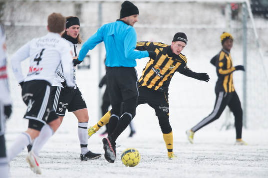 Domaren i vägen, mitt i spelsituation. Linus Carlsson,