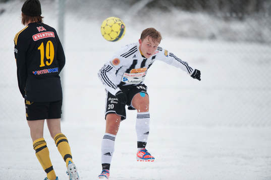 Snö, snöig konstgräsplan. Konstgräs