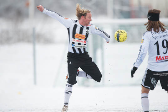 Snö, snöig konstgräsplan. Konstgräs