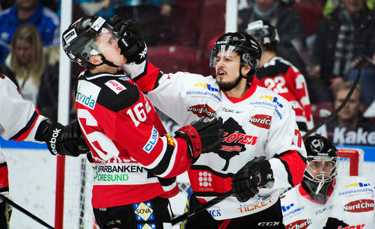 Magnus Häggström, Malmö Redhawks, får en smocka av
