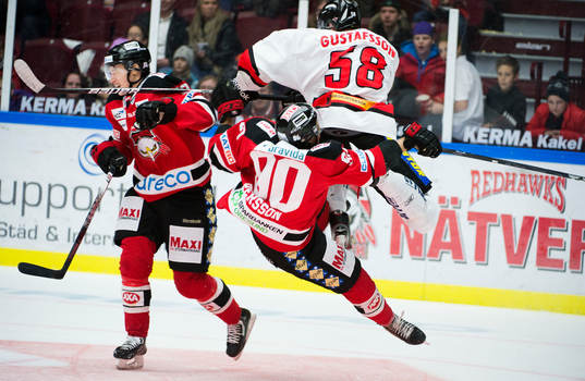 Mattias Persson, Malmö Redhawks, tacklas av Anton