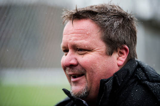 en blöt men glad Roar Hansen, tränare, Helsingborg