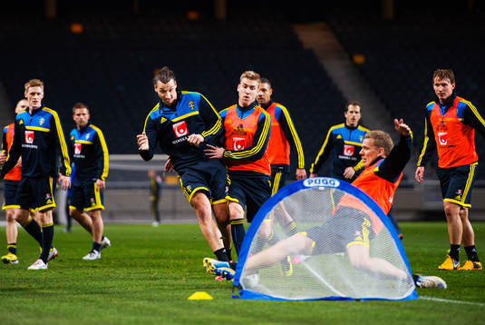 Zlatan Ibrahimovic skjuter bollen som Pontus Wernbloom är