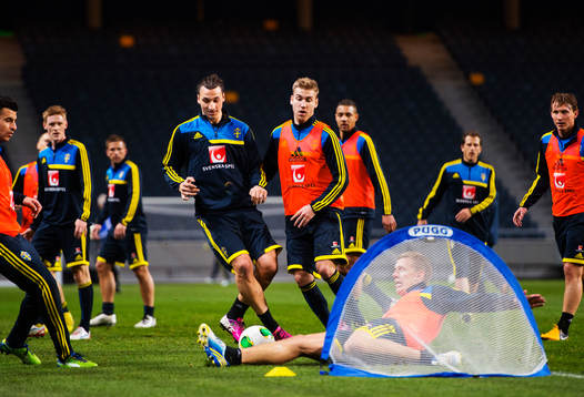 Zlatan Ibrahimovic skjuter bollen som Pontus Wernbloom är