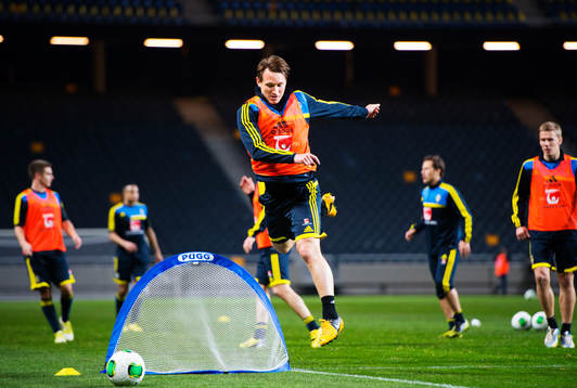 Kim Källström hoppar över ett mål