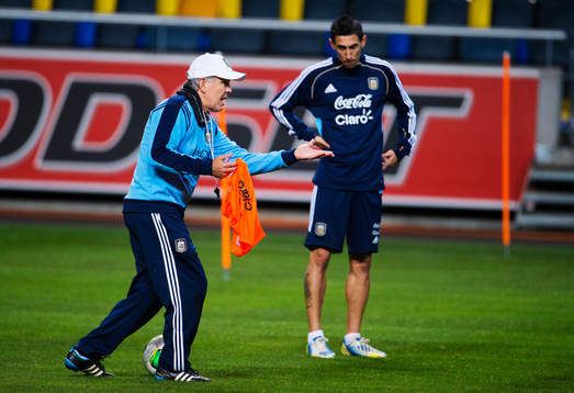 Alejandro Sabella, förbundskapten, ger instruktioner