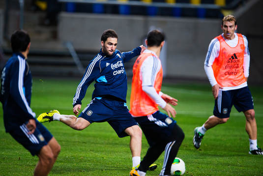 Gonzalo Higuain skjuter