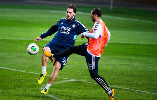 Gonzalo Higuain utmanas av Javier Mascherano
