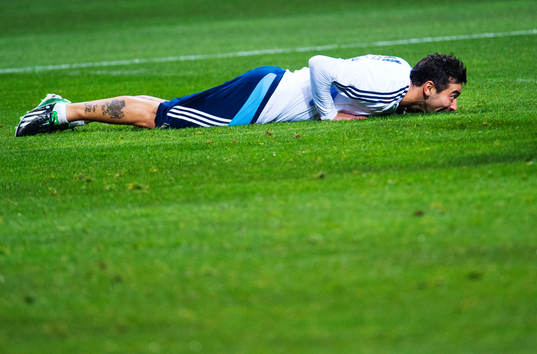 Ezequiel Lavezzi ligger ner på gräset