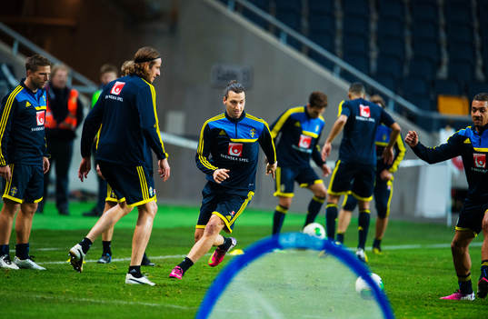 Zlatan Ibrahimovic jagar bollen