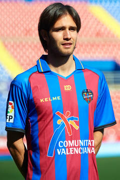 Robert Aquafresca poses at the new signing of Levante UD,