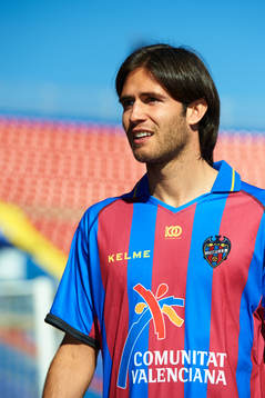 Robert Aquafresca poses at the new signing of Levante UD,