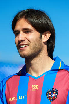 Robert Aquafresca poses at the new signing of Levante UD,