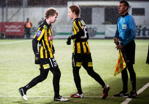 Simon Gustafson byts ut mot sin tvillingbror Samuel