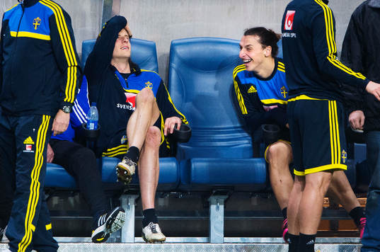 Jonas Olsson och Zlatan Ibrahimovic skrattar på bänken