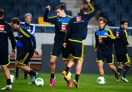 Zlatan Ibrahimovic krockar med Kim Källström