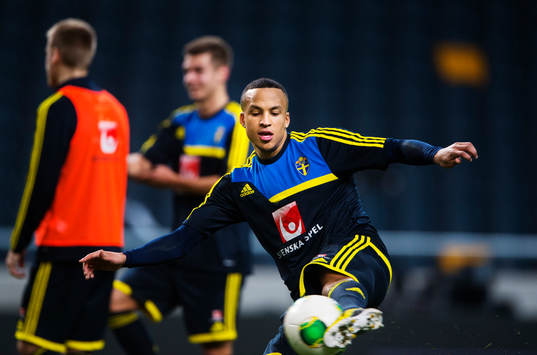 Martin Olsson skjuter