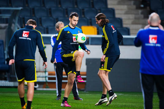 Zlatan Ibrahimovic jonglerar med bollen