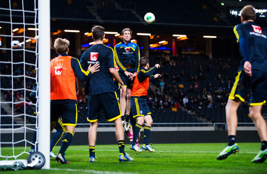 Jonas Olsson nickar bollen på en hörna