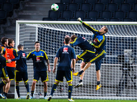 Andreas Isaksson, målvakt, boxar ut bollen