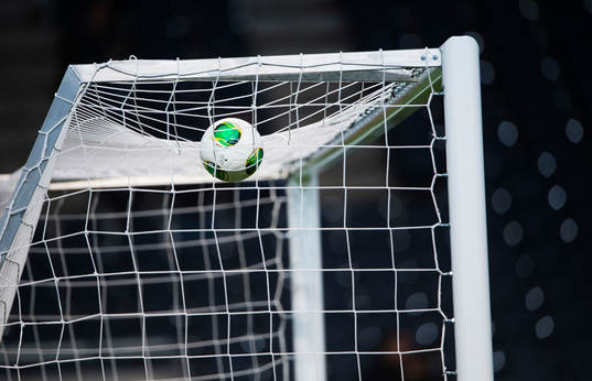 Boll ovanpå mål