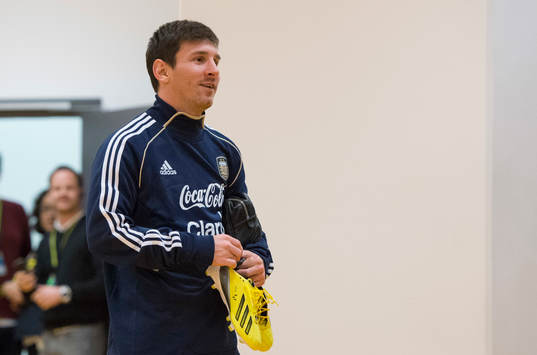 Lionel Messi anländer Friends Arena för träning