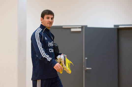 Lionel Messi anländer Friends Arena för träning