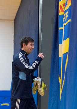 Lionel Messi anländer Friends Arena för träning