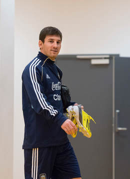 Lionel Messi anländer Friends Arena för träning