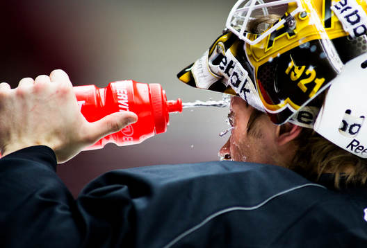 Joacim Eriksson, målvakt, sprutar vatten