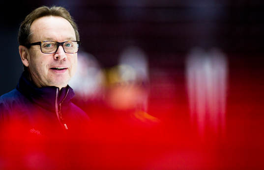 Pär Mårts, förbundskapten, tittar