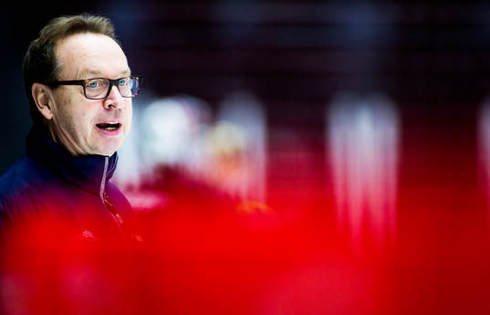 Pär Mårts, förbundskapten, manar på sina spelare