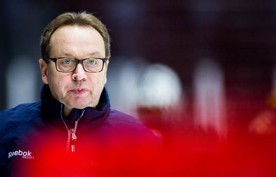 Pär Mårts, förbundskapten, är sammanbiten