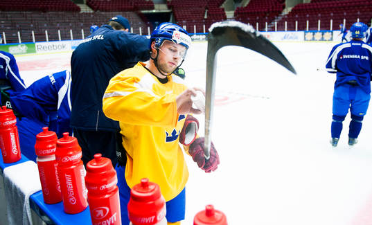 Fredrik Pettersson, tar babypuder på sin klubba