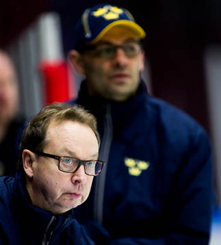 Pär Mårts, förbundskapten, i bakgrunden syns, Peter
