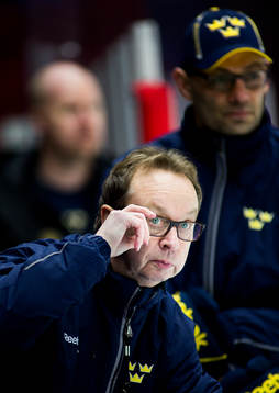 Pär Mårts, förbundskapten, i bakgrunden syns, Peter