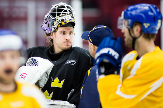 Joacim Eriksson, målvakt, pratar med, Stefan Ladhe,