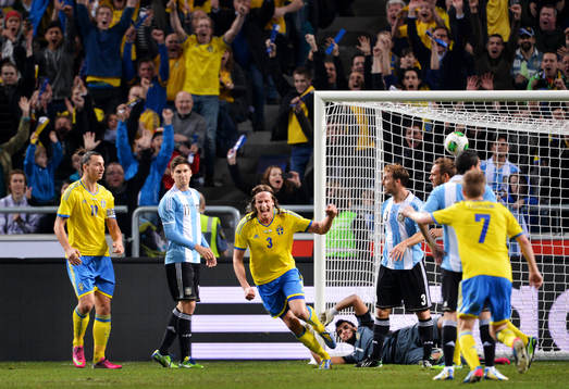 Jonas Olsson, har nickat in 1-1 och jublar