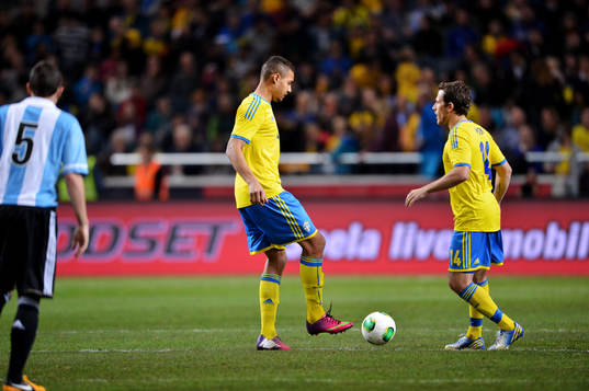 Mathias Ranégie och Tobias Hysén, Sverige, gör avspark