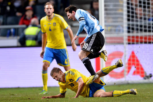 Pontus Wernbloom, Sverige, kapar Lionel Messi, Argentina