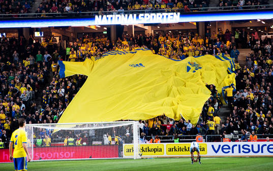Spelarna ger en adidas-tröja till de svenska fansen