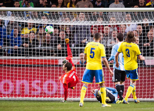 Andreas Isaksson, målvakt Sverige, räddar på mållinjen