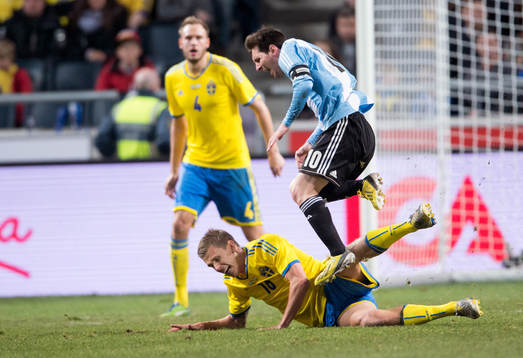Pontus Wernbloom, Sverige, kapar Lionel Messi, Argentina
