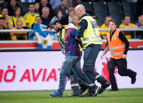 Ett Barcelonafan springer in och kramar Messi och förs