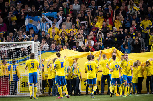 Sverige överlämnar en enorm Adidaströja till de svenska